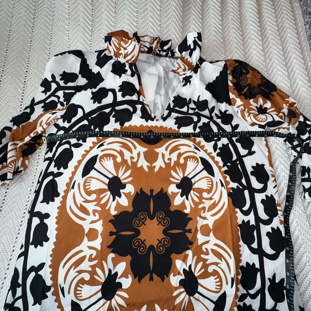 White and Gray Graphic 3/4 Sleeve Blouse large - Picture 5 of 6